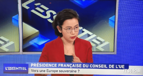 康辉|康辉冬奥主持幕后：桌上保温杯胸口别冰墩墩，法语主持曝光太惊艳