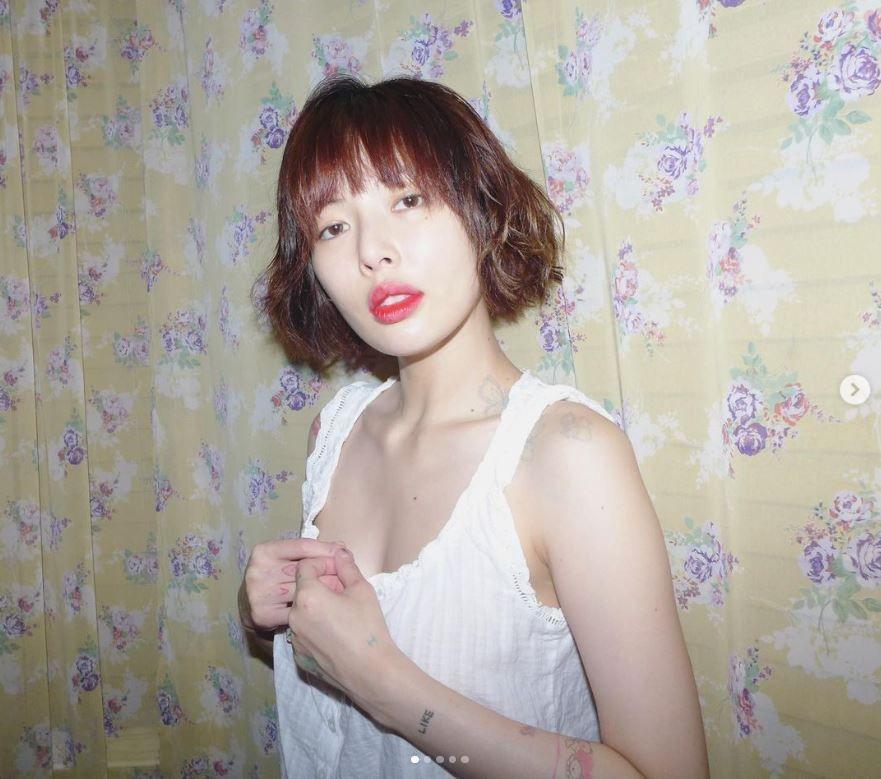 金泫雅 侯佩岑「挑染短发+大红唇」激似泫雅!网一看认错:超减龄