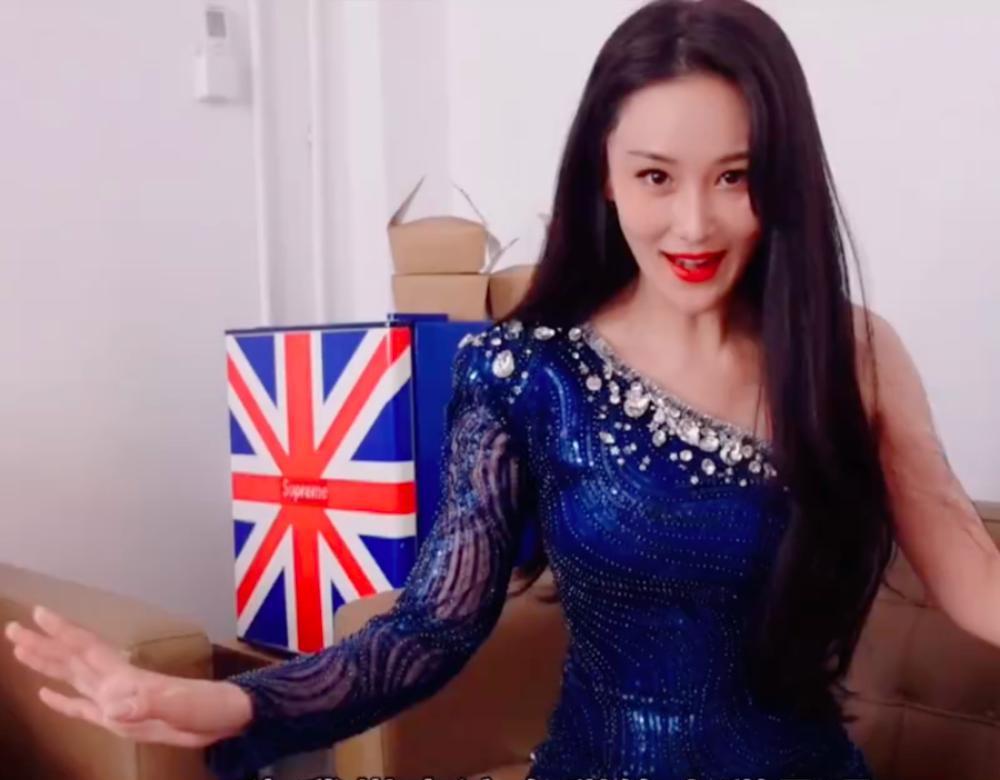 张馨予|张馨予罕见晒老公，帅气何捷秀肌肉，嫁给他当军嫂改变了她这一生