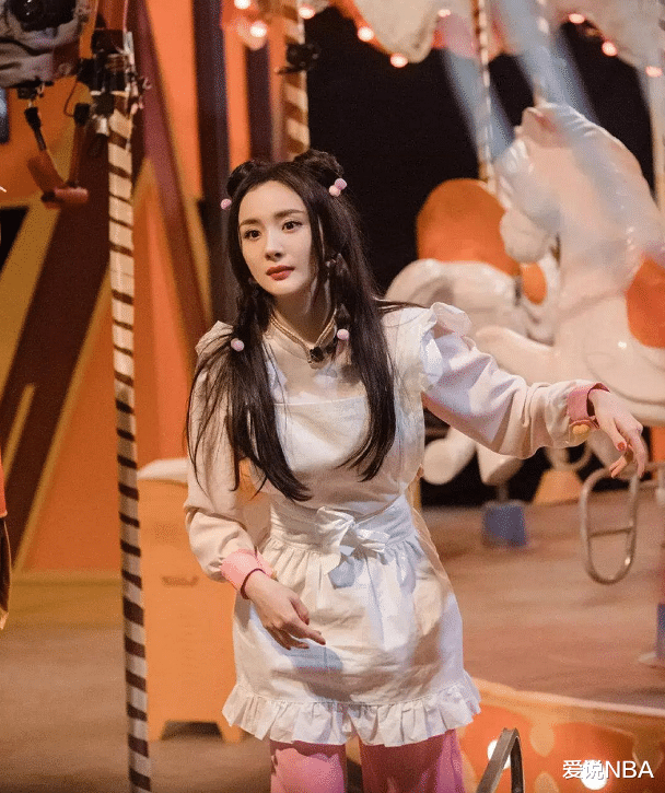 发型 辣妈弄啥发型最合适?杨幂亲身示范减龄发型,直接照搬就可以了