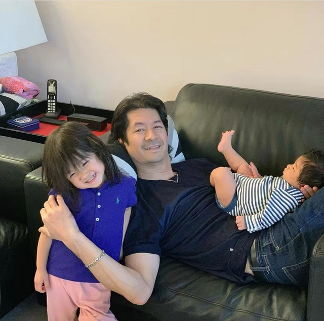 钟嘉欣|钟嘉欣三胎得女！女儿正脸曝光发量惊人，体重6斤7两脸蛋胖嘟嘟