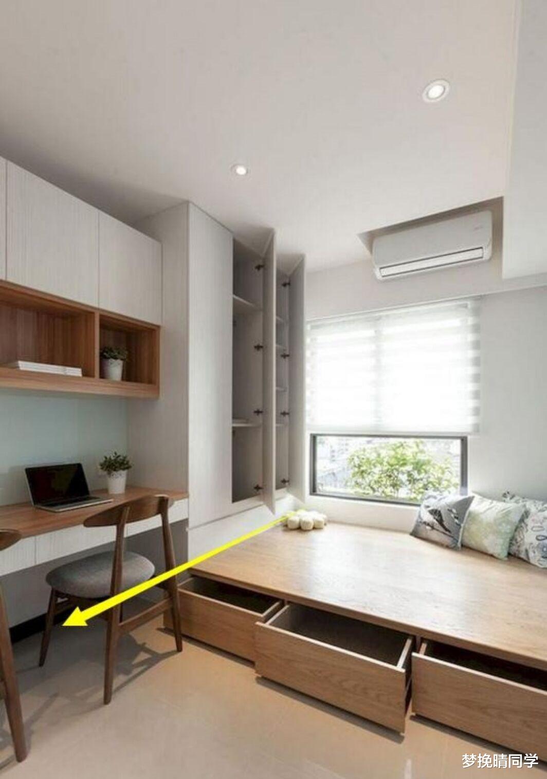 一体式榻榻米书桌不靠墙,挨着床沿打一排,空间比原来还宽敞