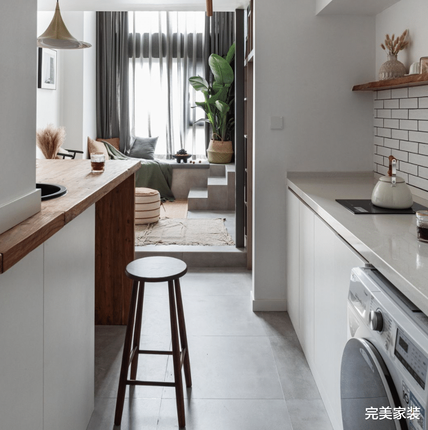 20平方米的空间里设计两层楼,还有赏景的大飘窗,实现对家的幻想