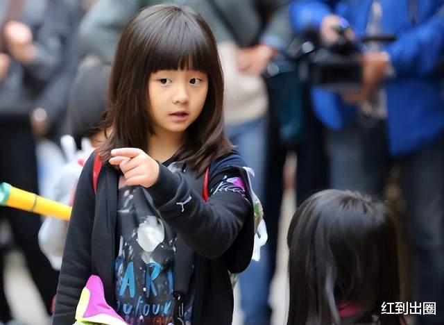 黄磊|黄磊带女儿出游被拍,16岁黄多多穿露脐装,腰肢纤细素颜太清纯