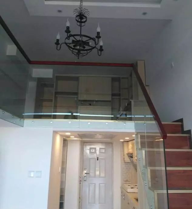 晒晒婆婆装修的婚房,只有45平米大,一进门就是厨房