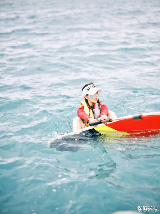 佟丽娅|佟丽娅二月二分享冲浪美照，身材纤细惹人羡，笑容迷人甜如初恋