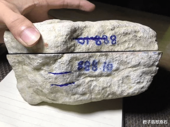 翡翠|几千块不到的料子，谁曾想竟一刀切出玻璃种？拿去车珠子，价格直接翻涨数倍！