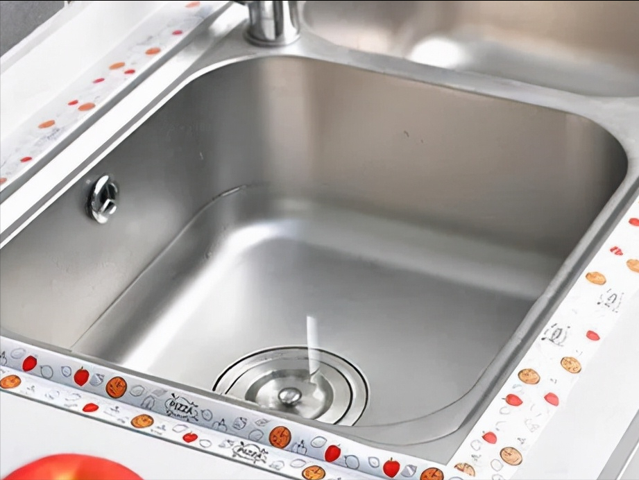 水槽边玻璃胶发霉了,还傻傻用玻璃胶?学会这么做,跟新装的一样