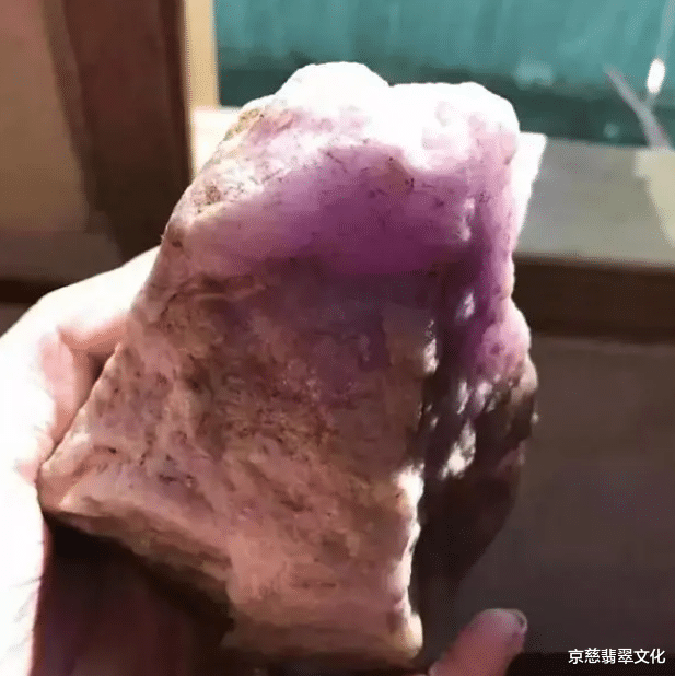 翡翠|谁看谁放下的原石,竟被小姑娘2万拿下,成品出来后直接当了嫁妆