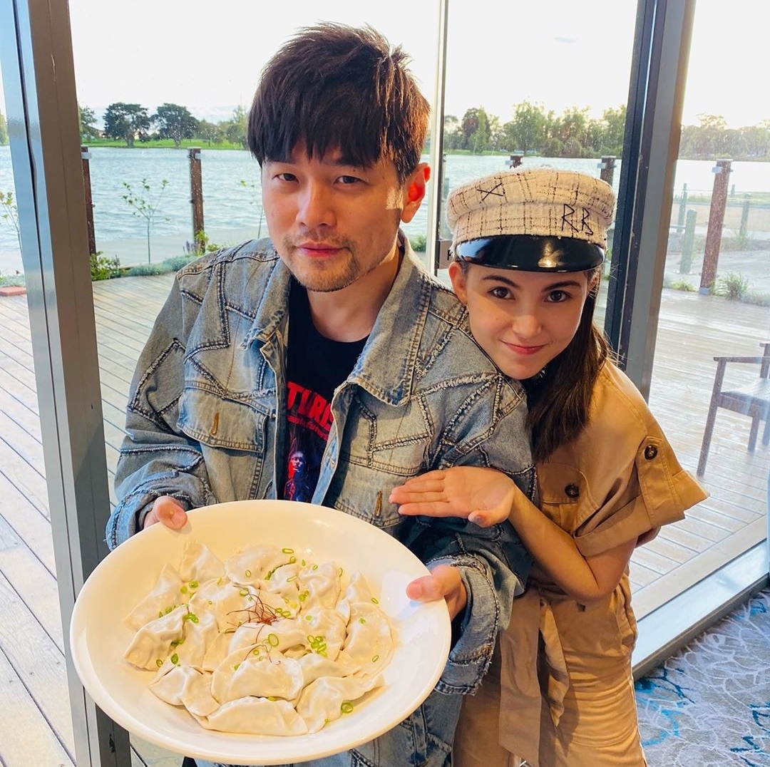 昆凌|闷声干大事！周杰伦晒昆凌孕肚报喜，网友调侃三胎比专辑来得快