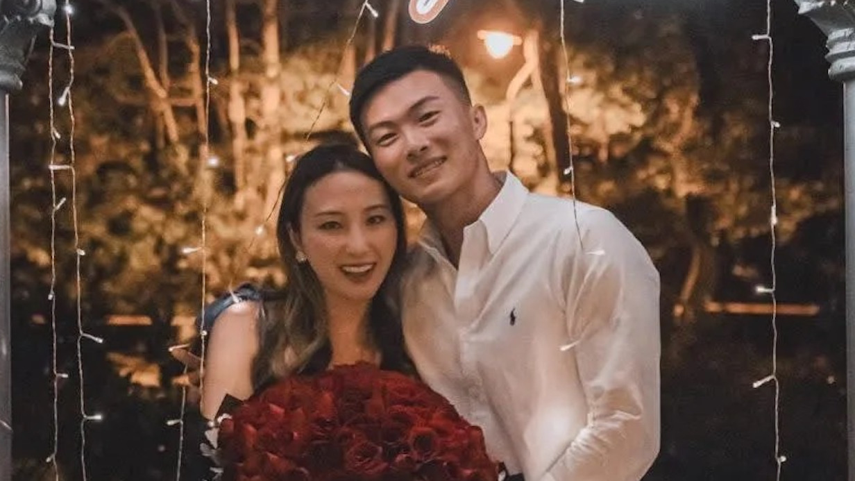 何超云|何超云与未婚夫搭渡海小轮，获男方体贴擦汗，两人打扮素朴很般配