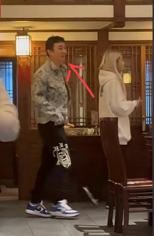 井柏然|久违的王思聪突然又引发了网友的热议还是一如既往地带着辣妹去享用美食。