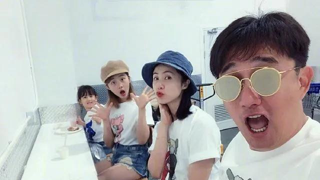 黄磊|黄多多晒与同学合影，成熟穿搭再次引热议，黄磊确实该提醒一下了