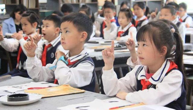 中小学教室将安装监控,而且是全国实施,家长老师态度各不相同