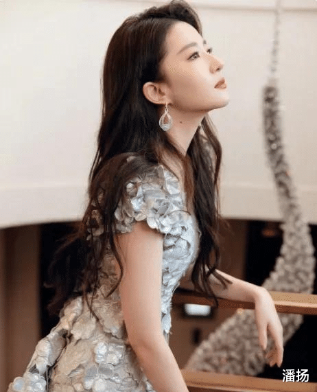 刘亦菲|刘亦菲已经回到美国生活，去看望亲人，打扮朴素在街头散步心情好