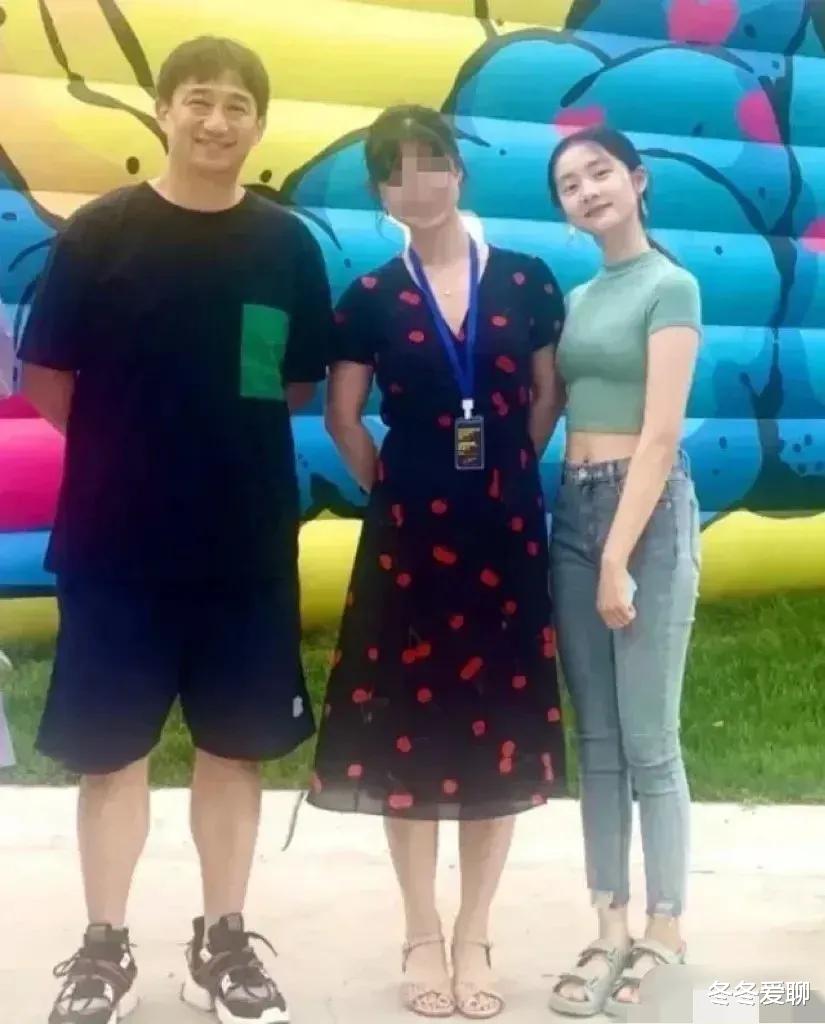 黄磊|黄多多圣诞妆容再上热搜，多次成熟装扮引发热议，黄磊还予以支持