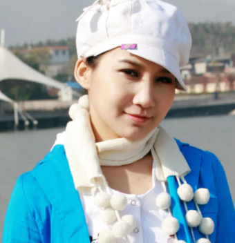 艾梦萌|超女艾梦萌近照被指认不出，久居国外街头唱歌，日常一人带俩娃