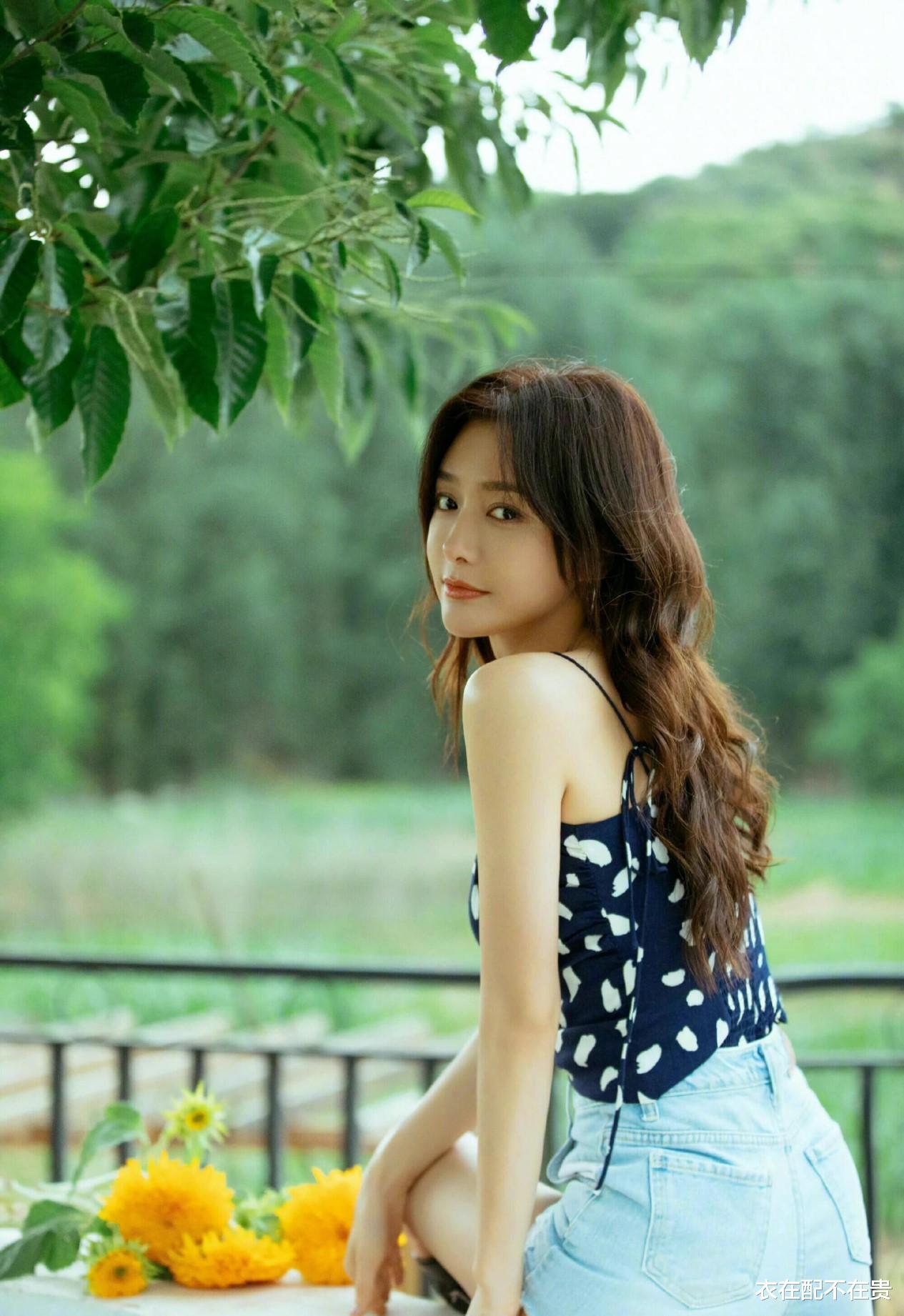 秦岚|秦岚看着不像44岁，用“上深下浅”法打造好比例，身材曼妙似少女