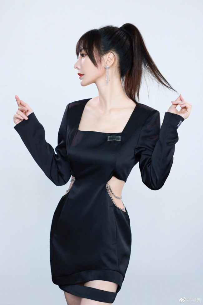 柳岩|柳岩梳高马尾利落超A 穿镂空黑裙秀细腰长腿