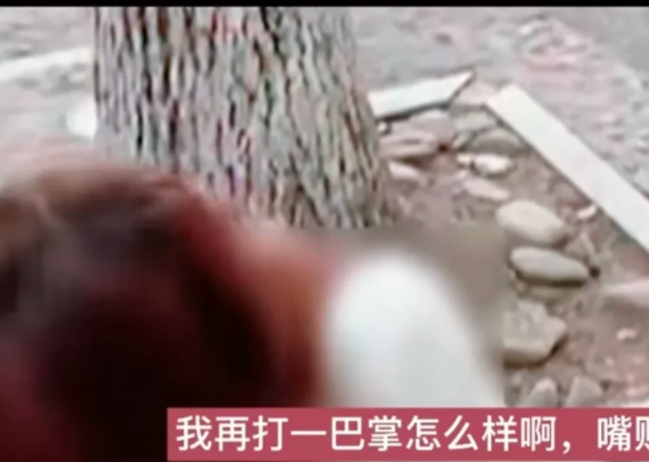 浙江,杭州。小裴醉酒后和朋友打车回家途中,小裴把脚放在副驾座的靠背上