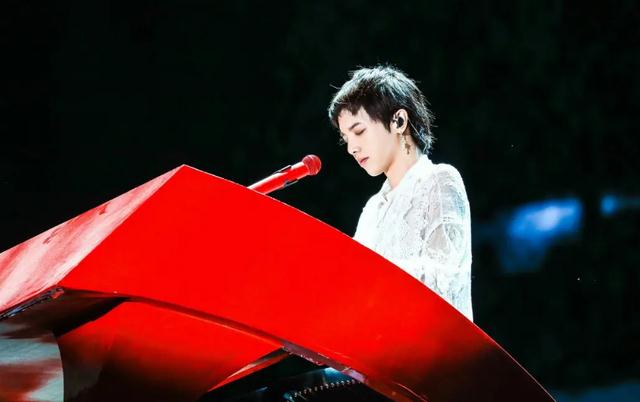 |网曝华晨宇王悦伊分手，女方手臂情侣纹身重现，疑和前任藕断丝连