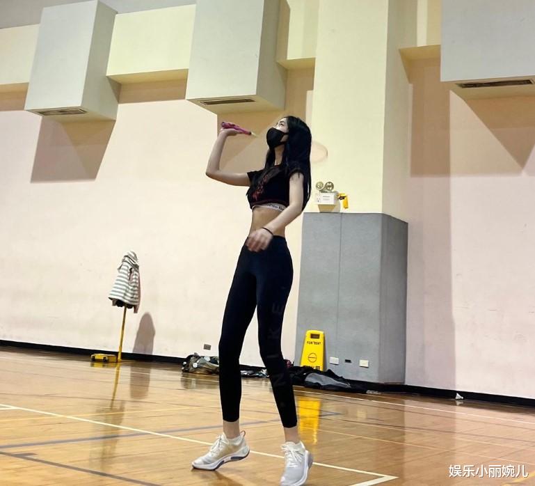 小S|14岁女儿打羽毛球秀长腿,小S着急发警告:不要随便给别人看