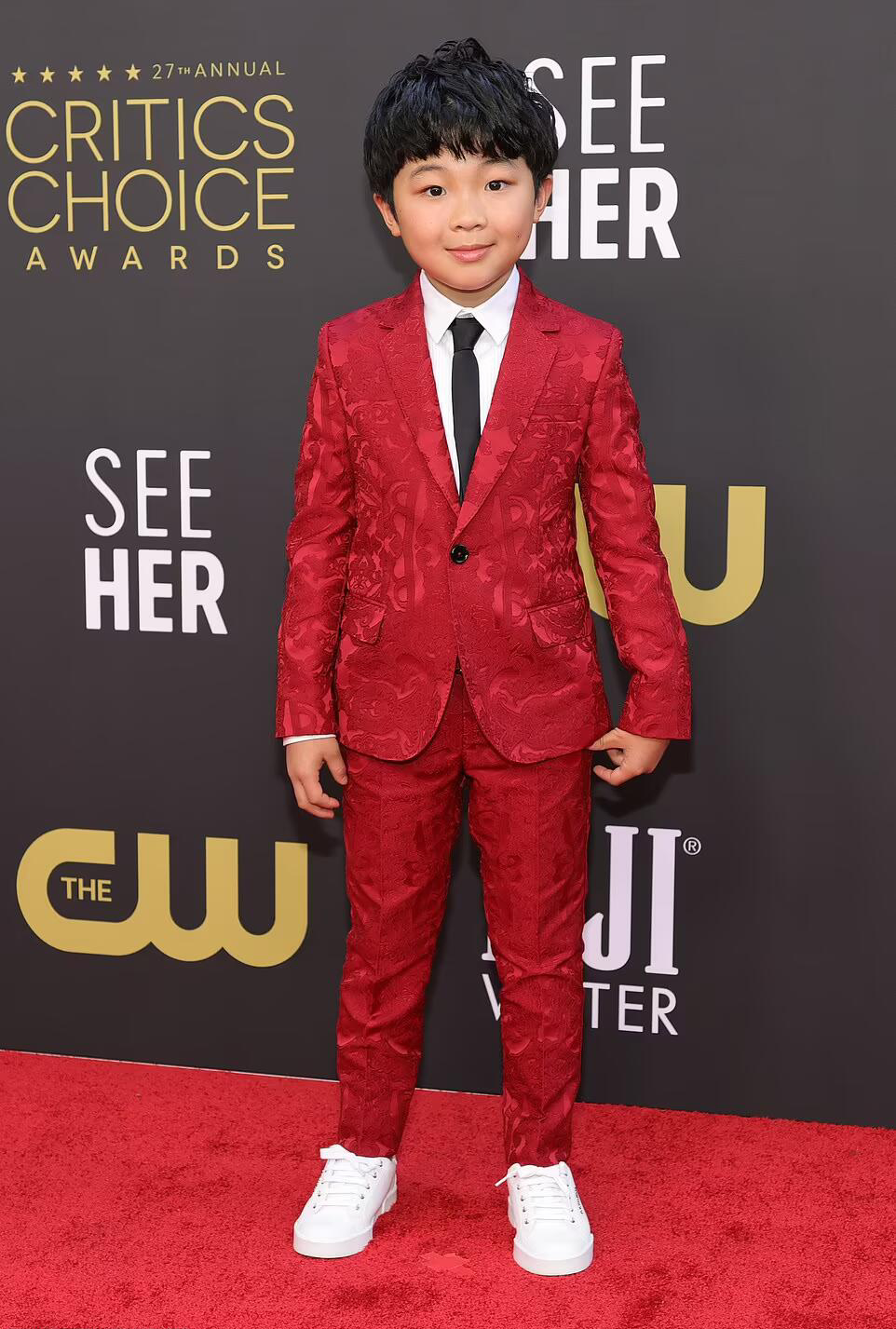 赛琳娜|赛琳娜在好莱坞年度评论家选择奖颁奖明星演员齐聚拿走最佳着衣奖