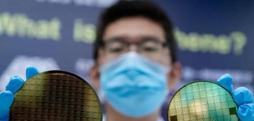 |“换道超车”!中国首条光子芯片生产线正式行动,外媒:我们太笨