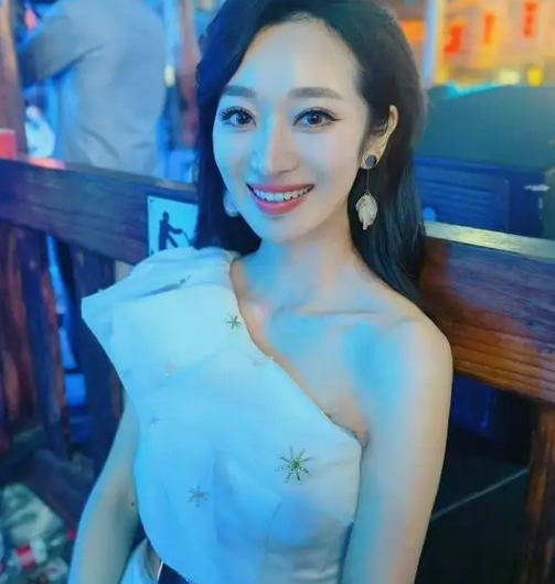 周蕾|王治郅娇妻晒毕业照！32岁青春靓丽，与45岁大郅身高差42厘米