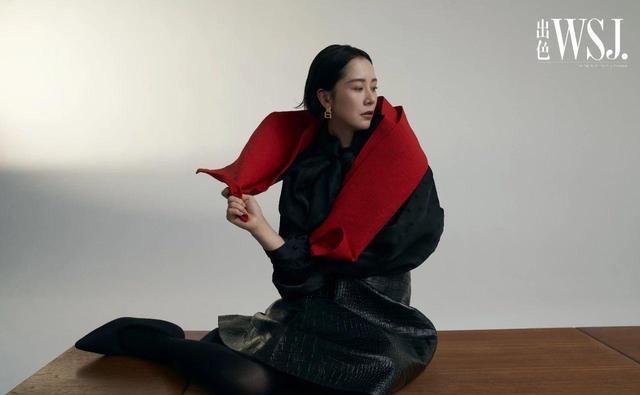 迪丽热巴|海清《出色》开年刊封面,全程黑丝又美又酷,横躺桌上太霸气