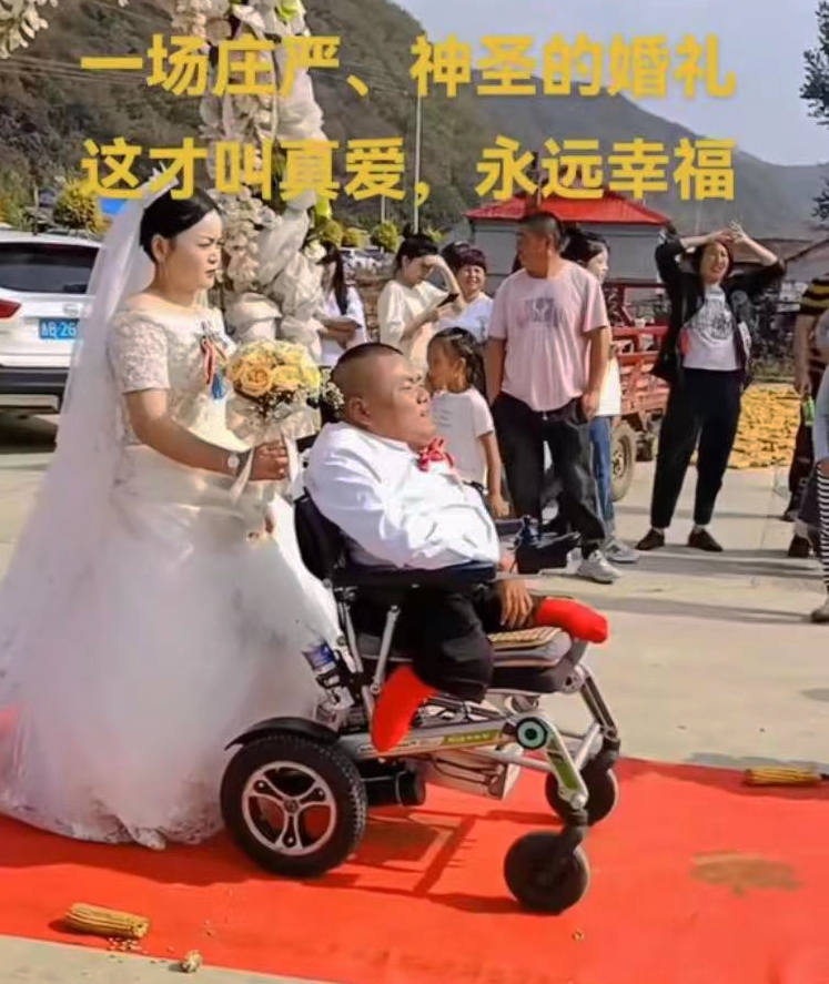 男子如愿娶到心爱的女孩,婚礼上笑逐颜开,网友:有情人终成眷属