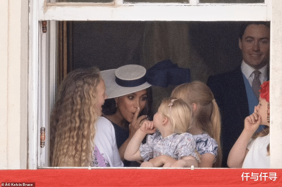 设计师|梅根娇俏回婆家，大蝴蝶结宽帽檐嘘声抢镜，离开王室是正确选择