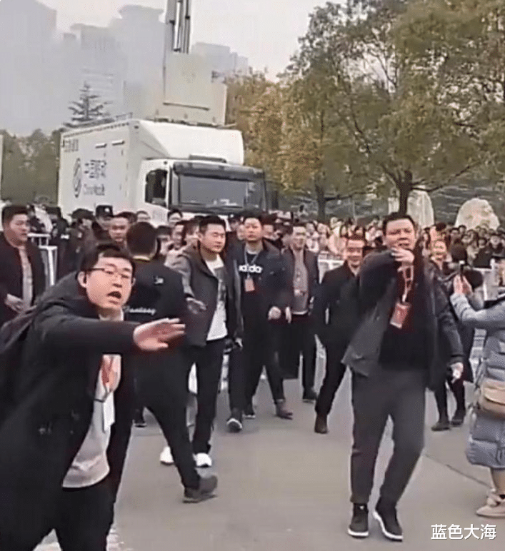 漱口水|出行排场大、助理徒手接漱口水、片酬高到离谱,内娱陋习何时休