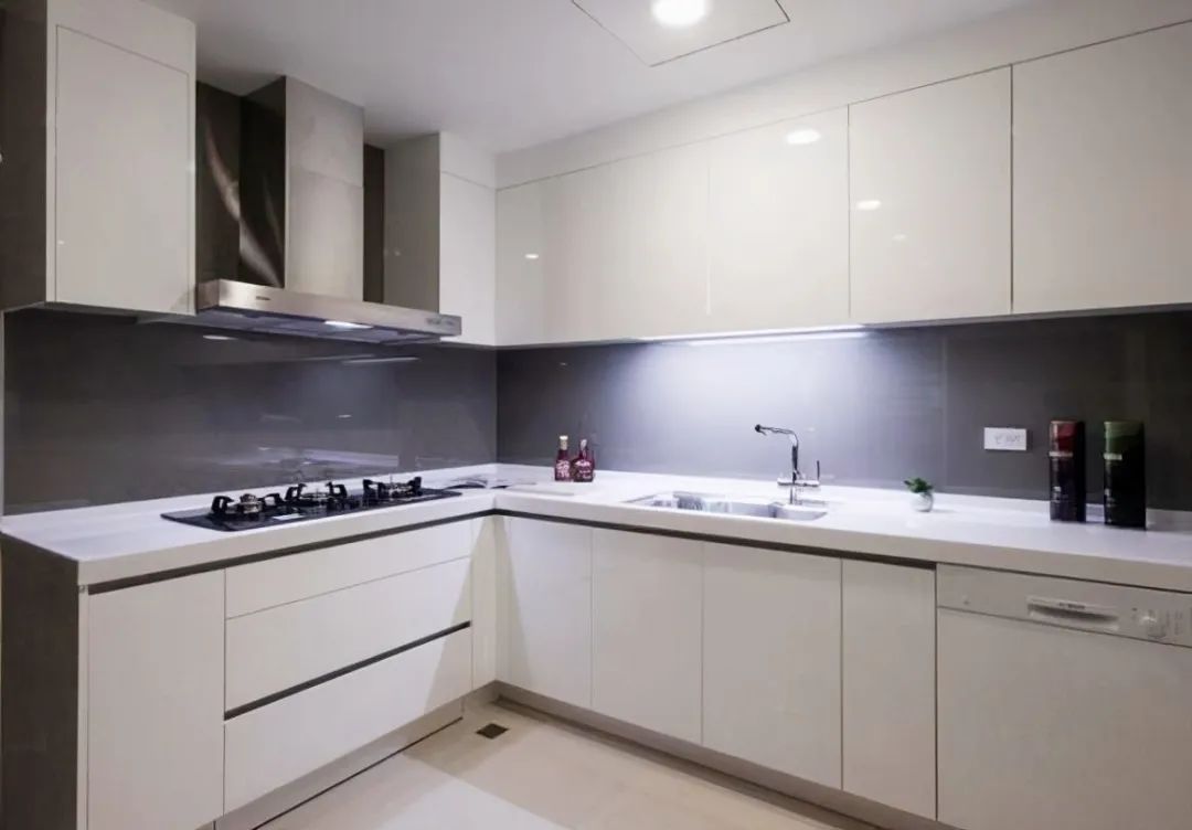 预算再少厨房也得刷这层,用得放心入住省心,多花几百也是值得