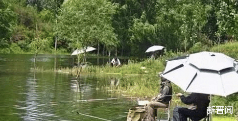 安徽|愤怒!安徽多名管理人员推搡钓鱼者?男子被强行按在水里险丧命!