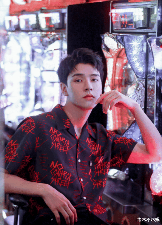 龚俊|龚俊陷纷争,旧照也被扒出,合影看出圈内人缘