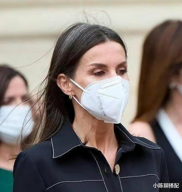 穿衣搭配 西班牙王后：49岁白发丛生但不染，穿衣低调气质，自然老去也很美