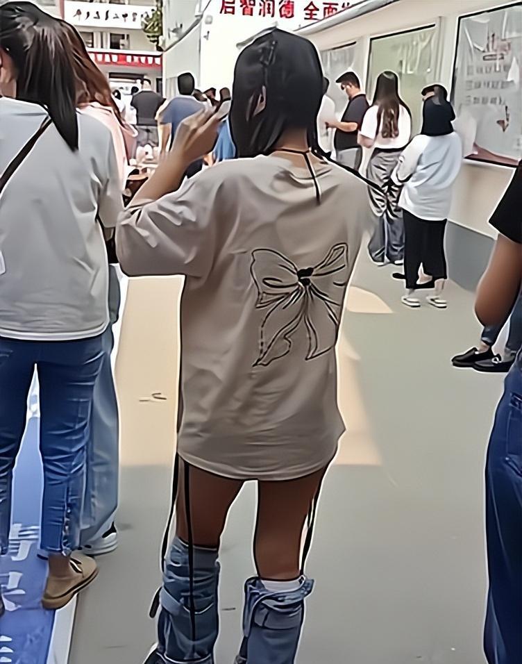 纪实：女孩穿悬空裤，大爷紧盯着看，大妈怒斥：几根布条有什么好看的