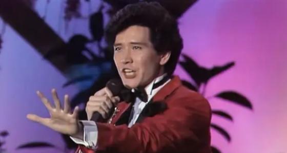 费翔|61岁费翔隐退5年曝近况！留络腮满身肌肉变化大，居国外IP争议大