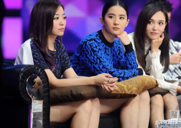 刘亦菲|娱乐圈里面的姐妹感情深厚，张靓颖和刘亦菲之间的感情值得所有人来称赞