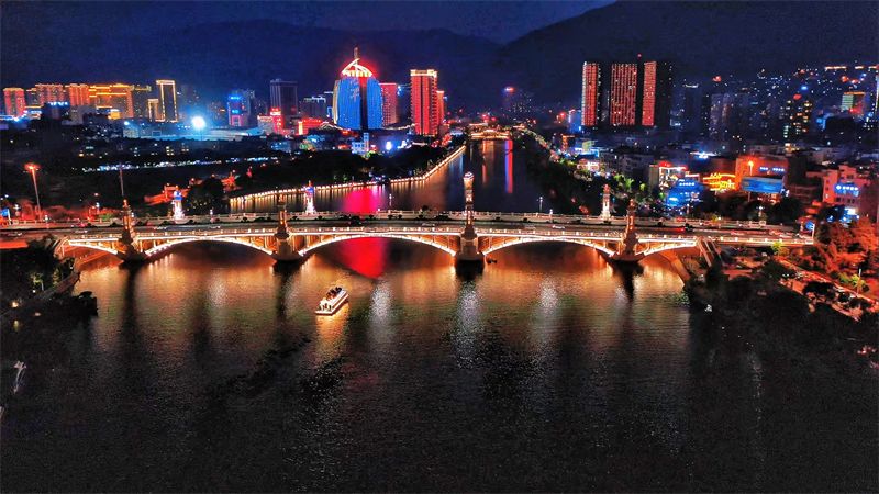 大理|【有一种生活叫大理】夜之大理,正在洱海边