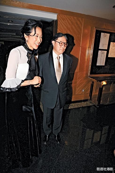 朱玲玲|罕见同框!64岁朱玲玲与老公现身TVB晚宴,携手走过14年仍恩爱如初