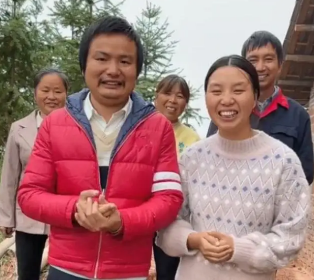 |女网红卖惨被拆穿，一身奢侈品价值不菲，网友：牛爱芳的徒弟