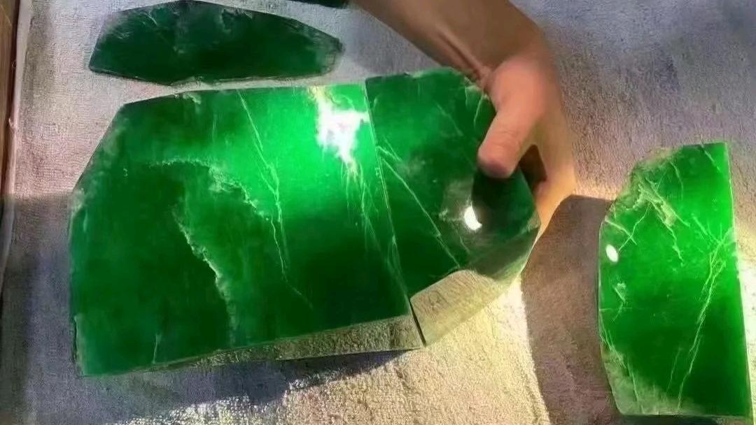 翡翠|典型翡翠标王，“一条线”切出一个亿！