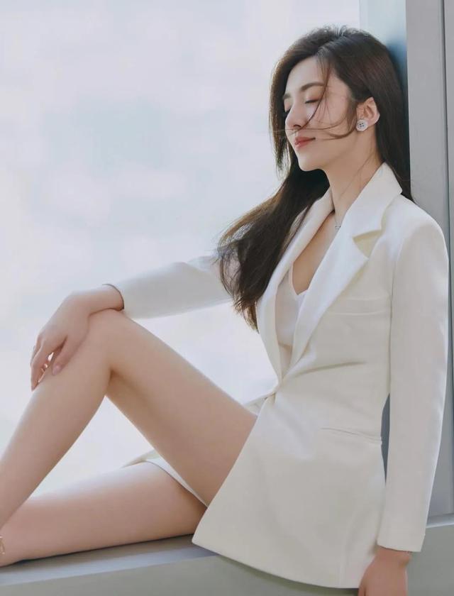 王晓晨|王晓晨,春天里的一朵小红花