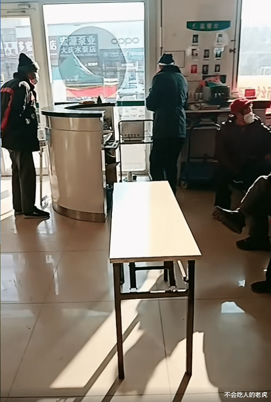 河北唐山:大爷银行取几万块钱,非得坐椅子上数数才放心,后面排着二十多号人