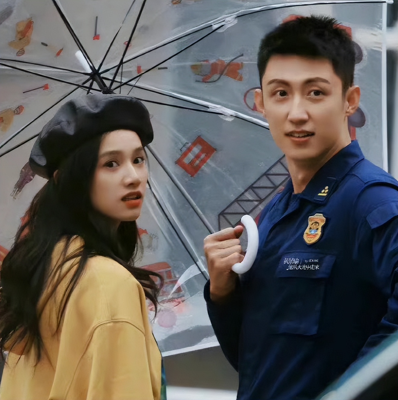 黄景瑜|黄景瑜《他从火光中走来》制服造型好飒!看到张婧仪:港风美人!