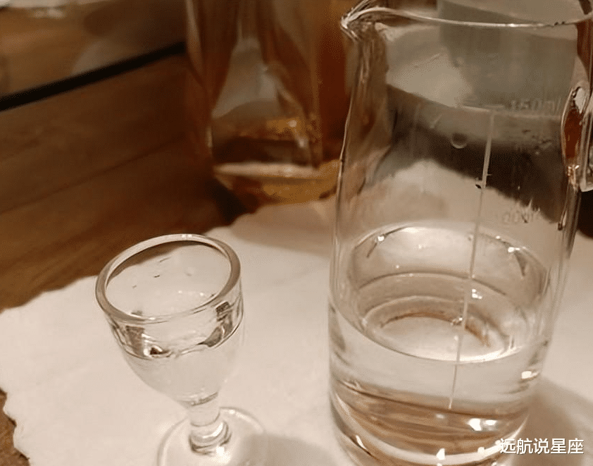 |吃晚饭时,每顿要喝二两白酒的人,后来咋样了?早知不后悔