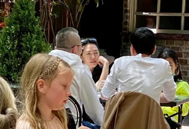 小S|徐熙娣小S国外旅行被偶遇,和大S具俊晔不同行,许亚钧全程戴墨镜