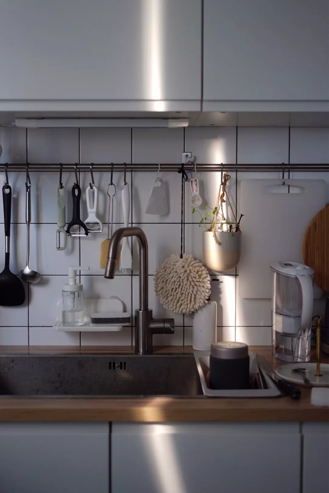 再小的厨房,装上收纳挂架,都会方便不少!